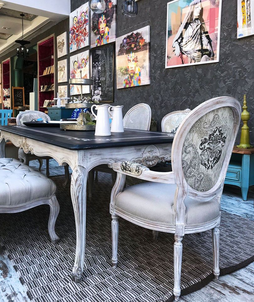 Classic round dining chair (arms)