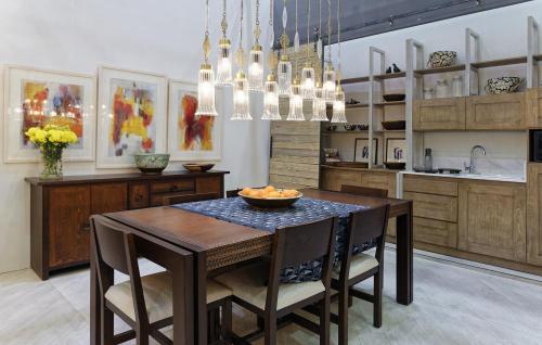 Modern Dinning Table w/ Wooden Top