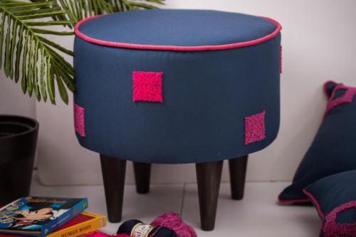 Carre pink ottoman