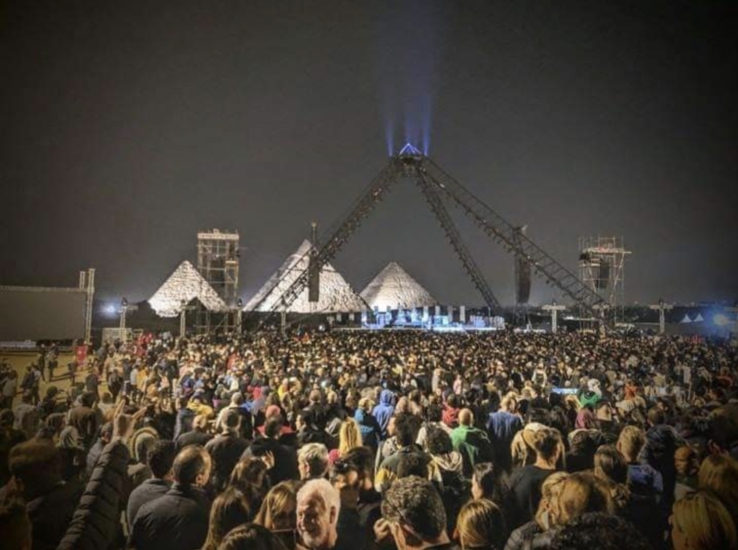Pyramid stage for red hot chili peppers team